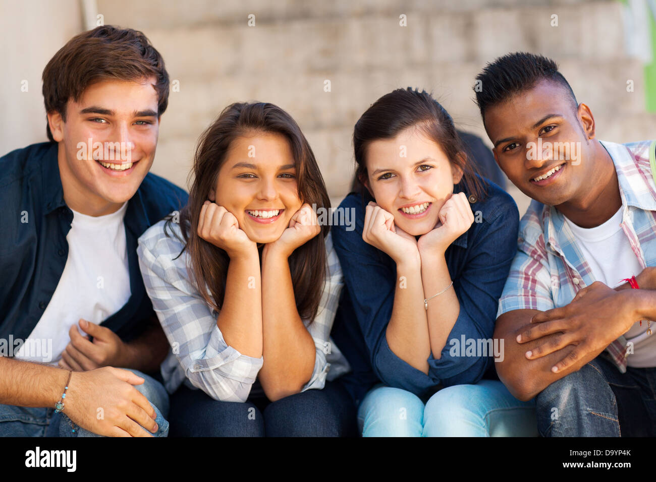 Porträt von glücklichen Schülerinnen und Schüler im freien Stockfoto