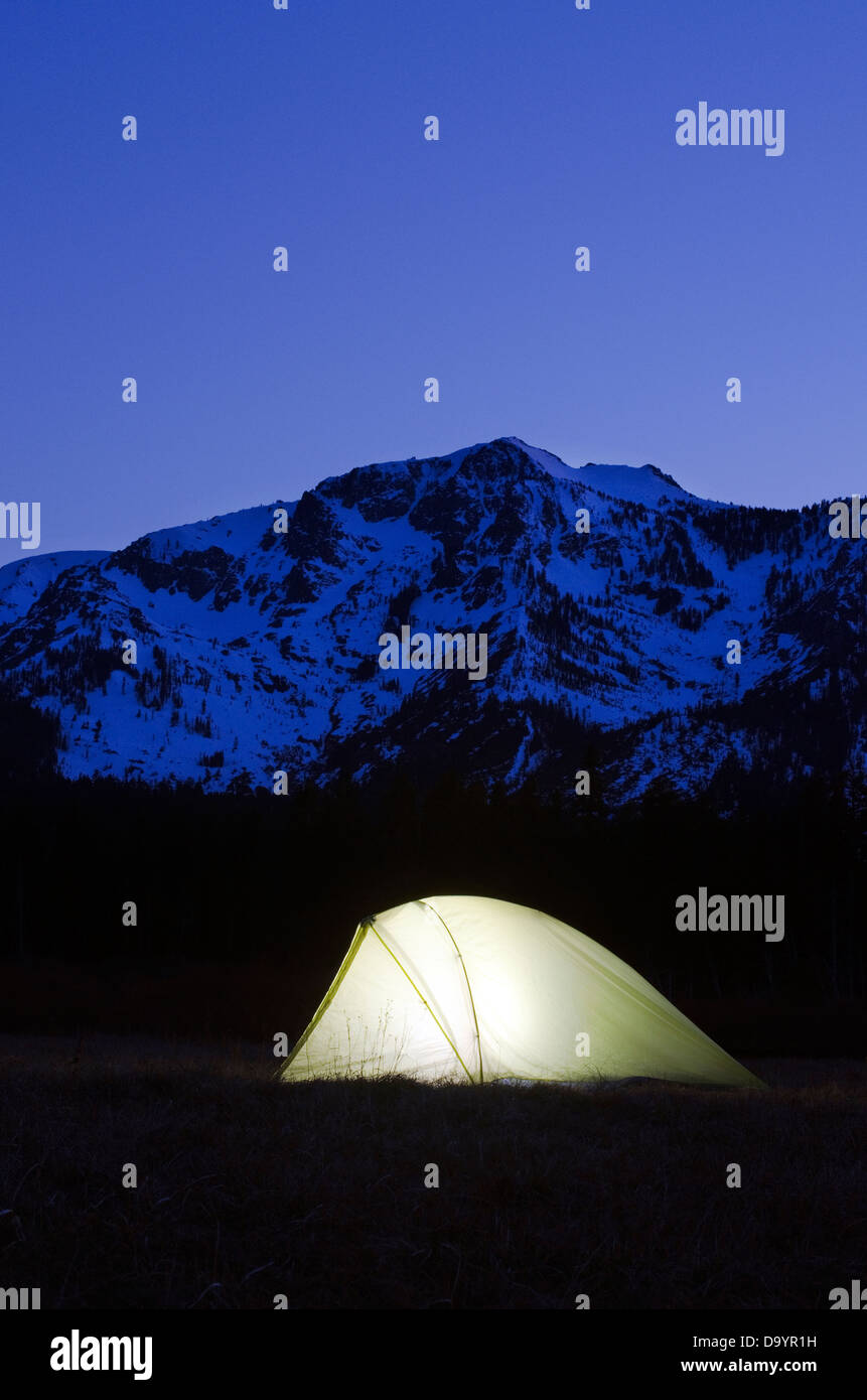 Ein Zelt ist in der Dämmerung unter Mount Tallac in Lake Tahoe, CA beleuchtet. Stockfoto