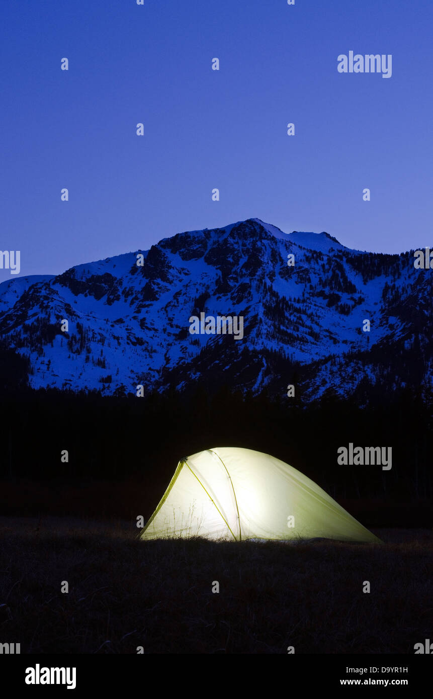 Ein Zelt ist in der Dämmerung unter Mount Tallac in Lake Tahoe, CA beleuchtet. Stockfoto Ein Zelt ist in der Dämmerung unter Mount Tallac in Lake Tahoe, CA beleuchtet. Stockfoto