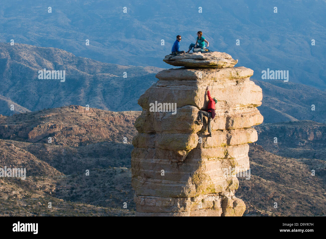 Kletterer, die aufsteigende Granit spire am Mount Lemmon Highway, Coronado National Forest, Tucson, Arizona. Stockfoto