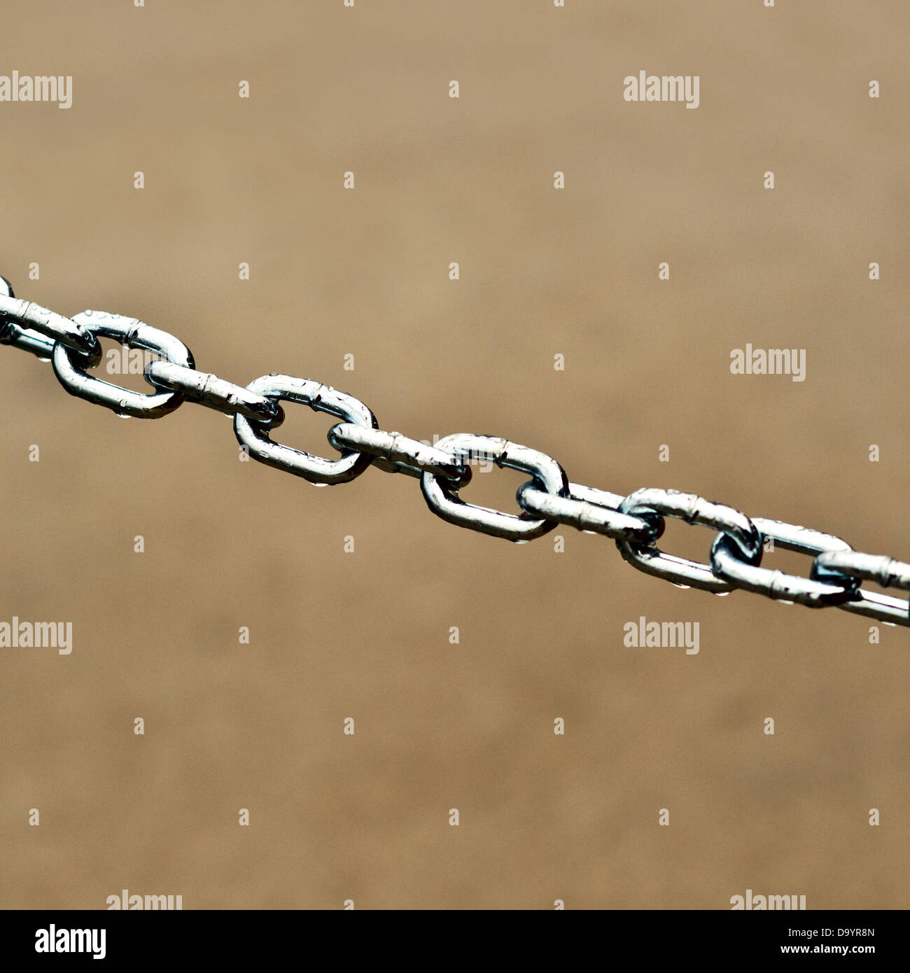 Stahlkette Link auf braunem Hintergrund, geringe Schärfentiefe. Stockfoto
