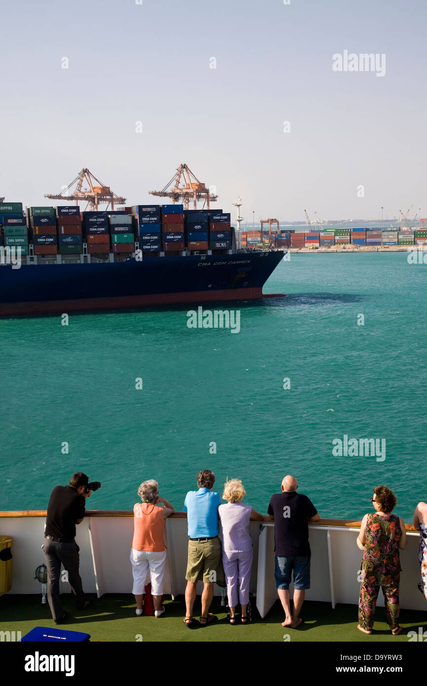 Passagiere an Bord der Luxus-Kreuzfahrtschiff MS Deutschland Aktivitäten beobachten in der geschäftigen Hafen Jeddah, Saudi-Arabien. Stockfoto