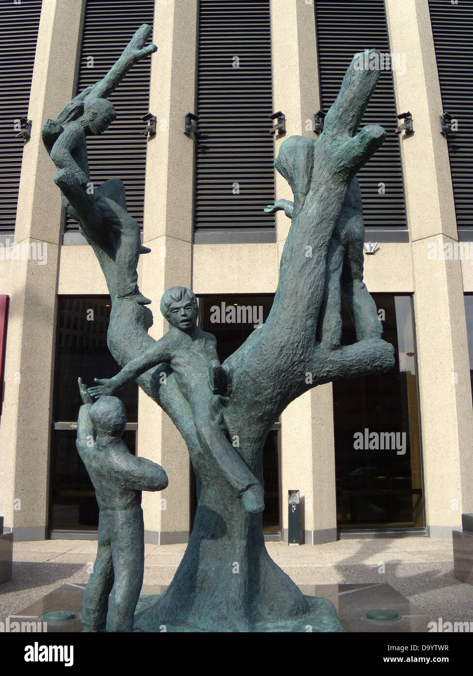 Baum-Kinder-Skulptur von Leo Mol Stockfoto