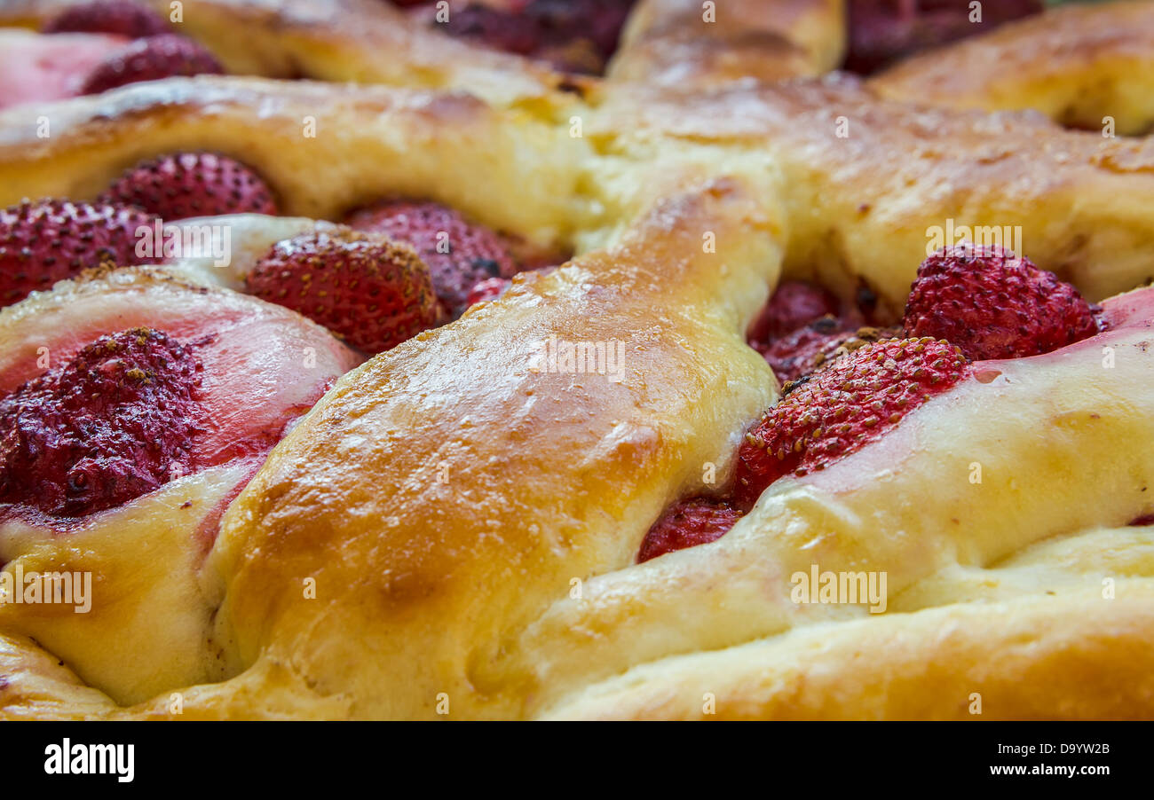 Eine leckere Torte mit Erdbeeren. Hausgemachte Mehlspeisen. Stockfoto
