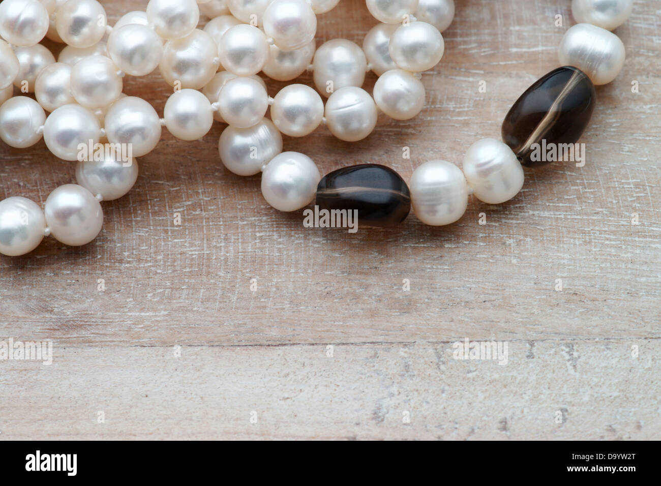 Perlenkette mit Quarz auf Holz Hintergrund mit Textfreiraum Stockfoto