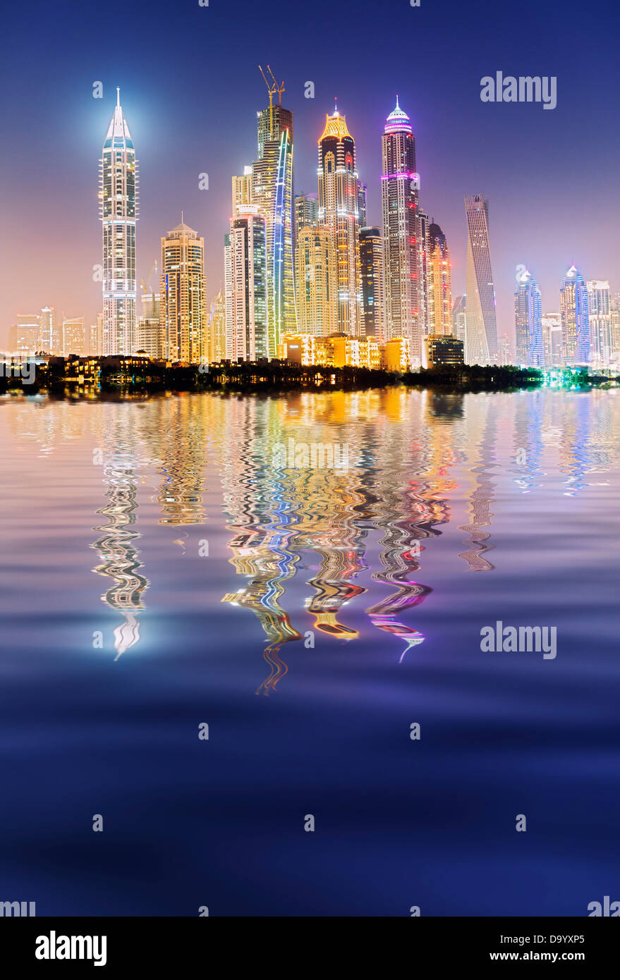 Abend-Skyline-Blick von Wolkenkratzern in Marina Viertel von Dubai Vereinigte Arabische Emirate Stockfoto