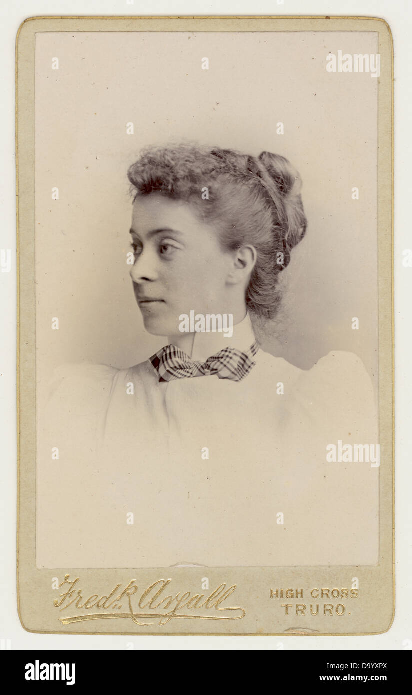 Original CDV (Carte de Visite) ( Visitenkarte ) Porträt einer hübschen jungen viktorianischen Frau, Atelier von Frederick Argall, Truro, Cornwall, England, UK um 1892 1893 Stockfoto