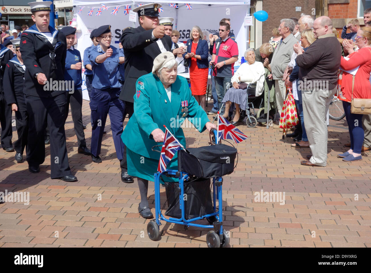 Redcar, Cleveland, UK. 29. Juni 2013. Eine sehr alte Dame Veteranen des 2. Weltkrieges nimmt stolz an einer Parade of Veteran und Cadet Mitglieder der Streitkräfte, zur Feier des Armed Forces Day Teil. Bildnachweis: Peter Jordan NE/Alamy Live-Nachrichten Stockfoto