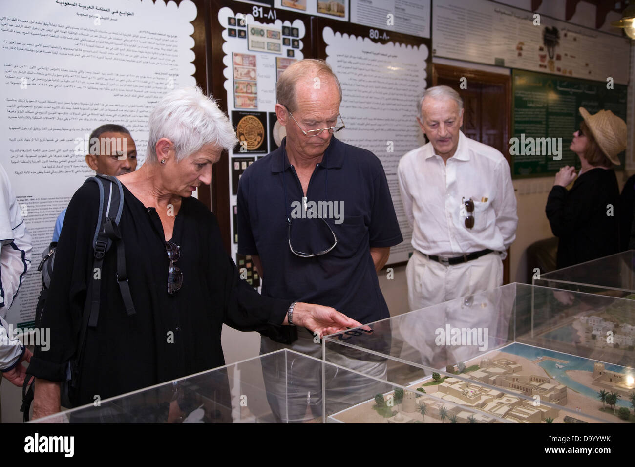 Reisegruppe besucht Al-Tayibat-Stadtmuseum für internationale Zivilisation, Jeddah, Saudi Arabien Stockfoto