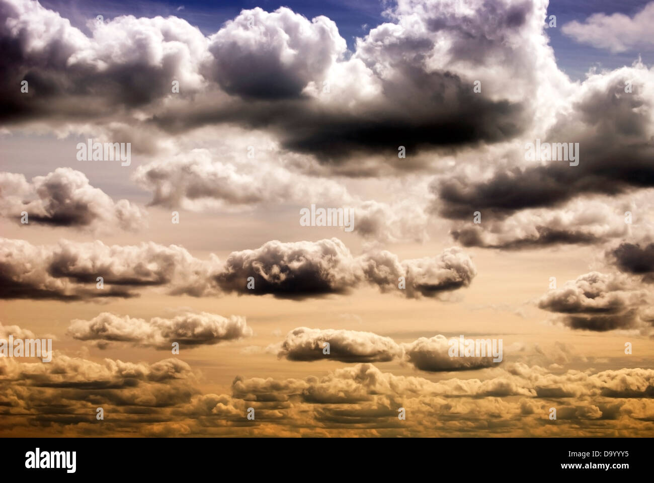 Bunte dramatischer Himmel, Gewitterwolken in Reihen Stockfoto