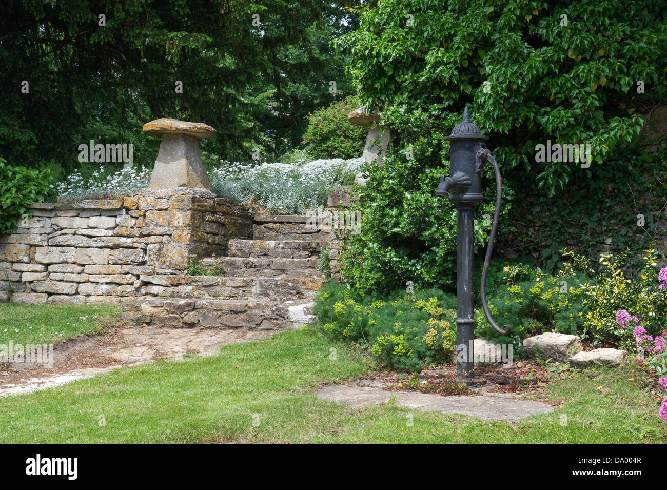 Routinier Wasserpumpe in der Cotswold Dorf Icomb, Cotswolds, Gloucestershire, England Stockfoto