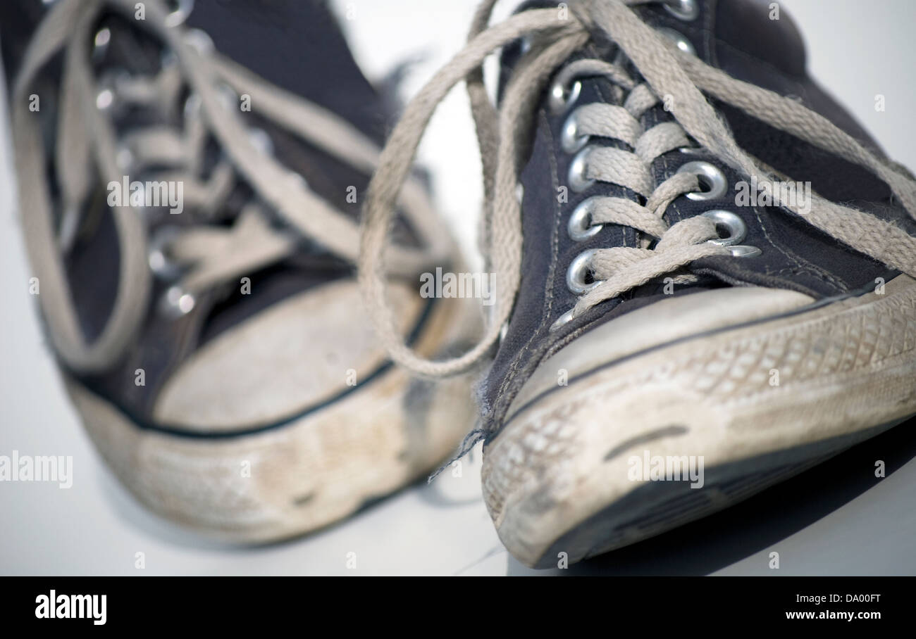 Alten Grunge Sneaker auf weißem Hintergrund Stockfoto