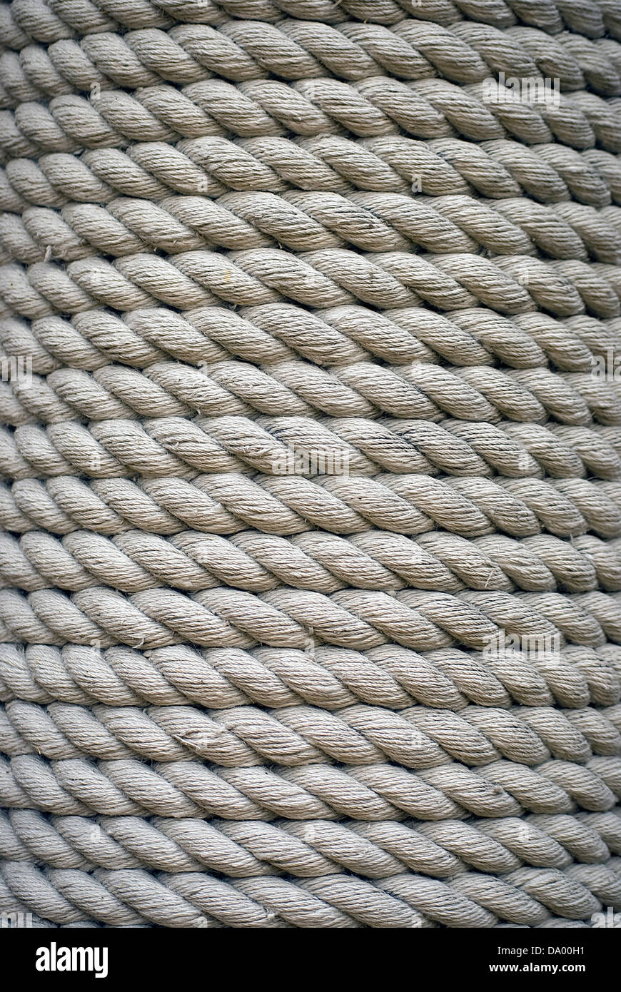 Dickes Seil umwickelt eine Säule Stockfoto