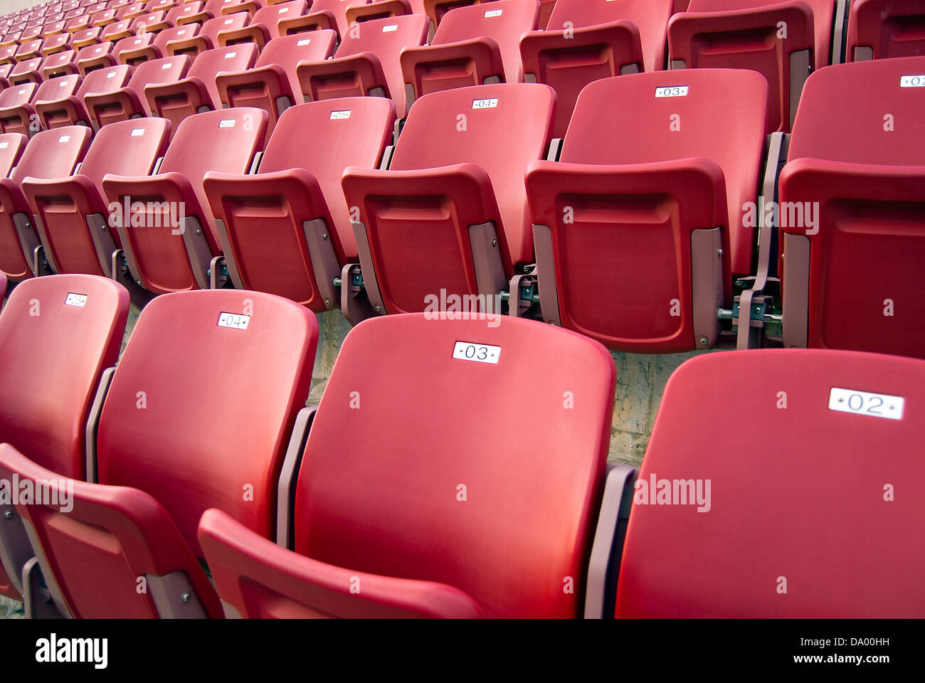 Nahaufnahme von leuchtend roten Stadionsitze Stockfoto