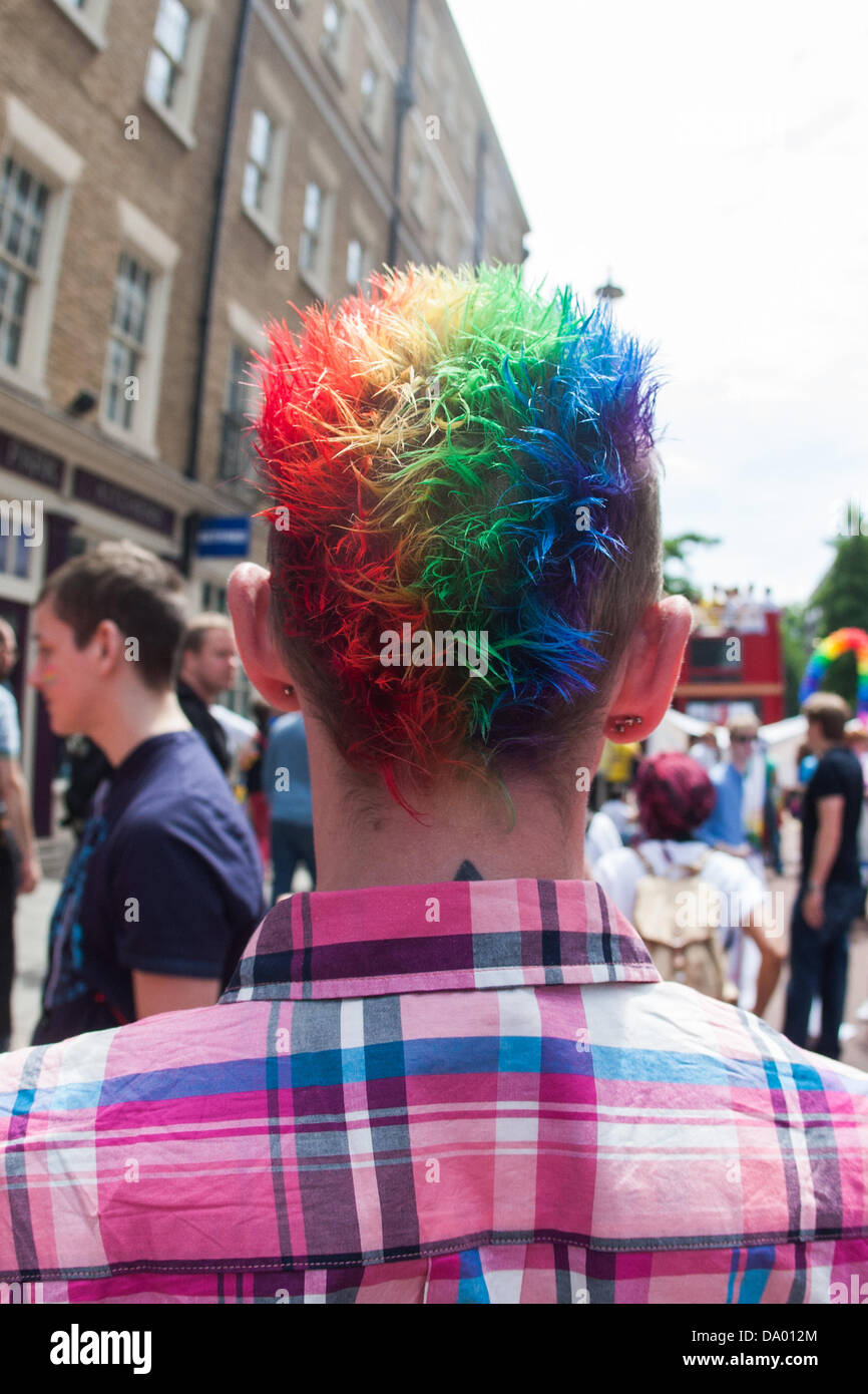 London, UK. 29. Juni 2013. Regenbogen Haar an Vorbereitungen für die alljährliche London Pride Parade in Baker Street London, 29. Juni 2013, London Credit stattfindet: Martyn Wheatley/Alamy Live News Stockfoto
