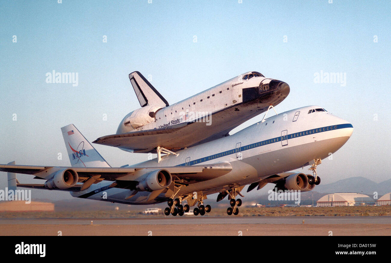 Das Space Shuttle Endeavor wird auf der Rückseite einer Boeing 747 getragen, einem Verfahren, mit dem pensionierte Raumfahrzeuge zu Museen transportiert werden. Diese Operation unterstreicht die Koordinierung zwischen der NASA und der Luftwaffe für solche Missionen. Stockfoto