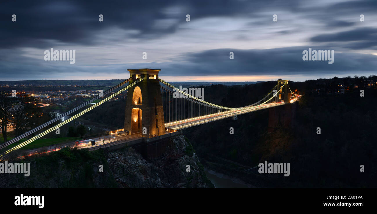 Clifton Suspension Bridge in Bristol, leuchtet in der Dämmerung. Stockfoto