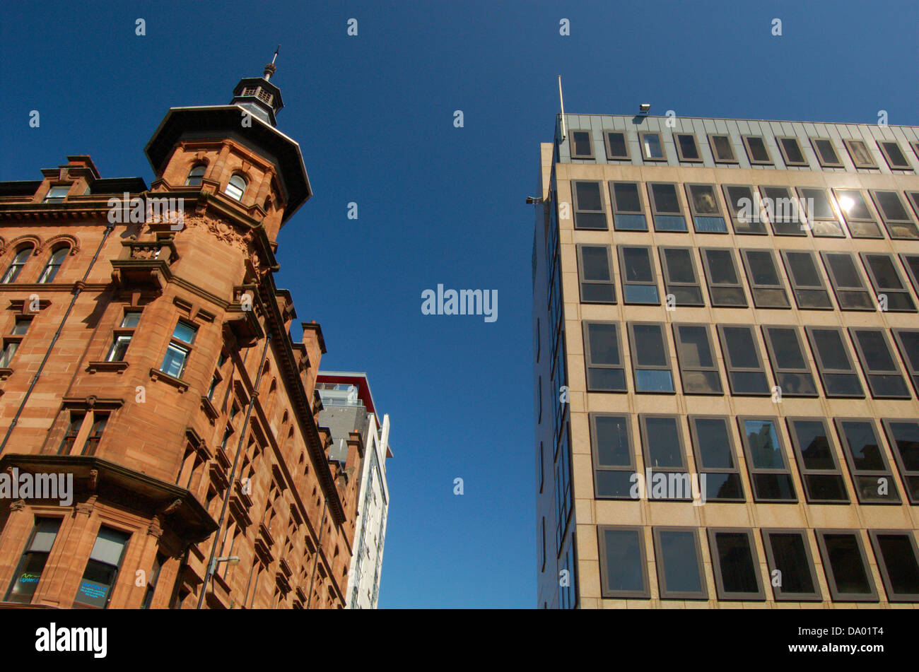Ecke Sandsteingebäude und moderne Büros in Glasgow, Schottland Stockfoto