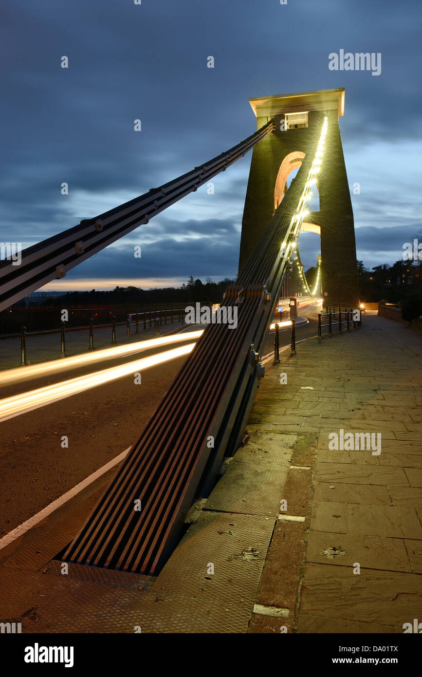 Einer der beleuchteten Piers Clifton Suspension Bridge in Bristol, UK, in der Dämmerung. Stockfoto