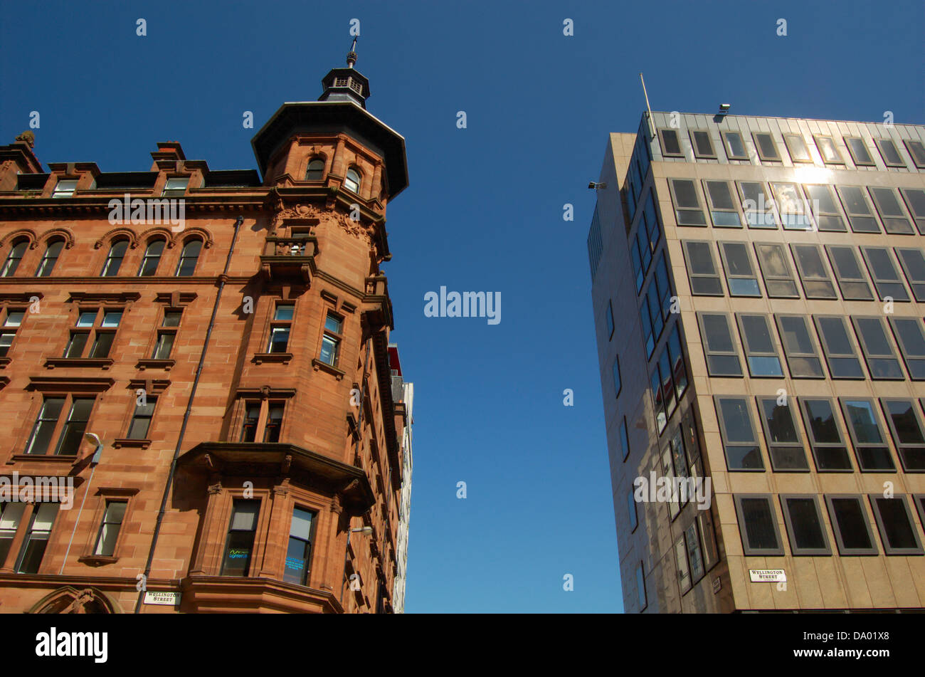 Ecke Sandsteingebäude und moderne Büros in Glasgow, Schottland Stockfoto