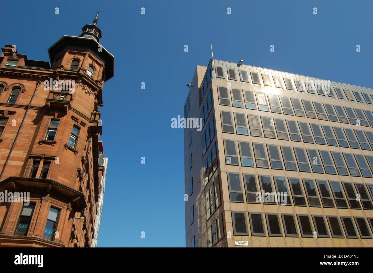 Ecke Sandsteingebäude und moderne Büros in Glasgow, Schottland Stockfoto