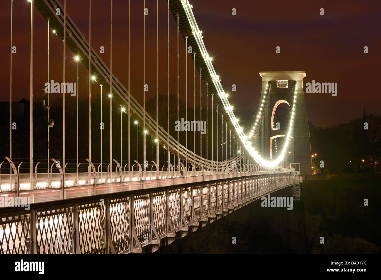Lichter beleuchten die Struktur der Clifton Suspension Bridge in Bristol, Großbritannien. Stockfoto