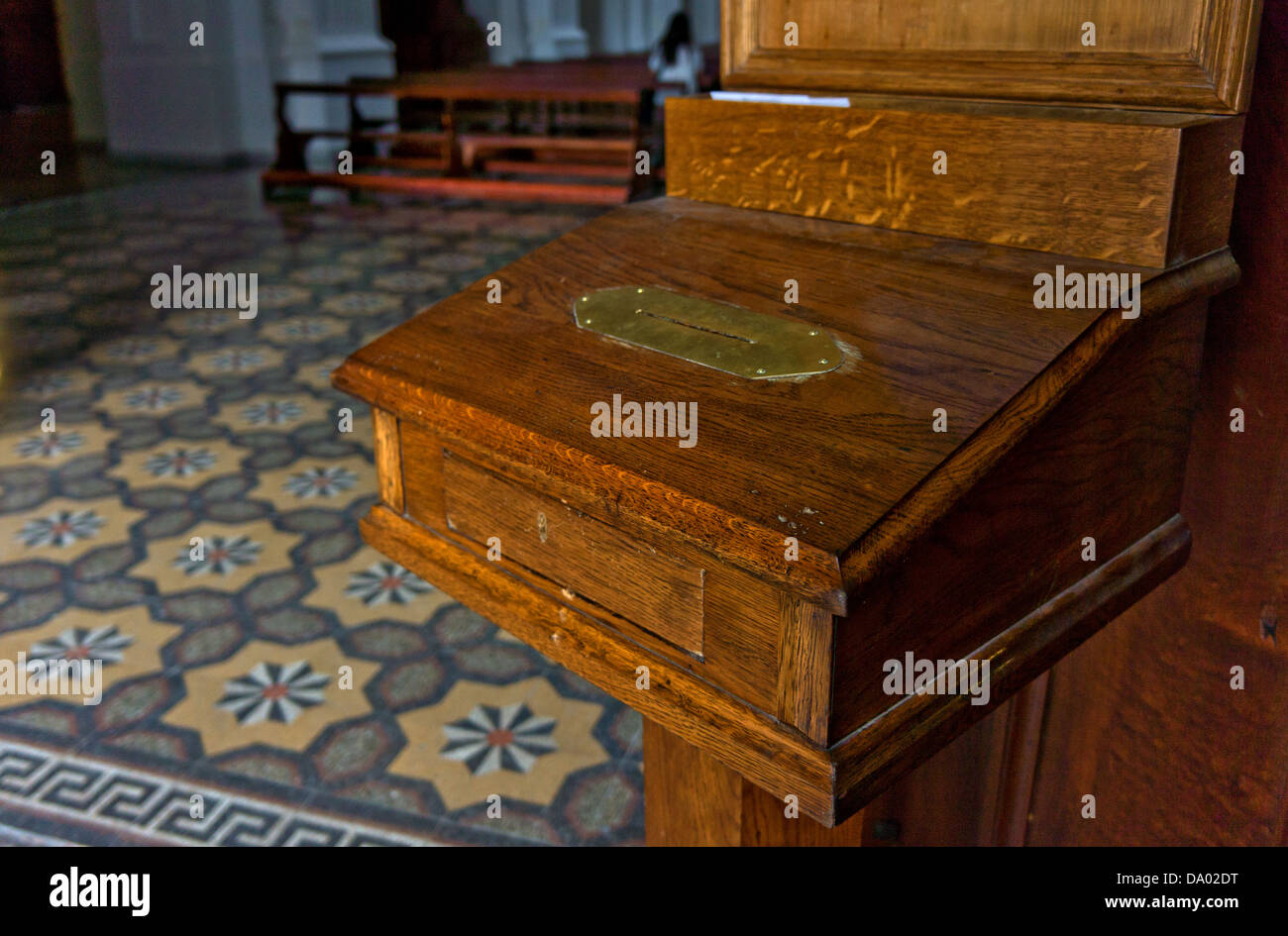 Hölzerne Spendenbox am Eingang einer Kirche Stockfoto