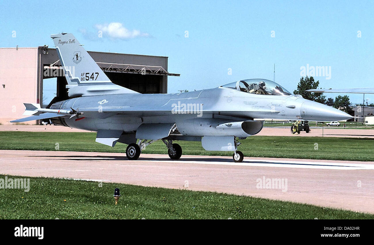 Der General Dynamics F-16A Block 15 Fighting Falcon, Seriennummer 80-0547, ist Teil der 136th Fighter Squadron. Dieses vielseitige Kampfflugzeug wird von der United States Air Force für Luftüberlegenheit, Luftunterstützung und Bodenangriffsmissionen eingesetzt. Die F-16A ist bekannt für ihre Agilität, fortschrittliche Avionik und Kampfwirkung. Stockfoto