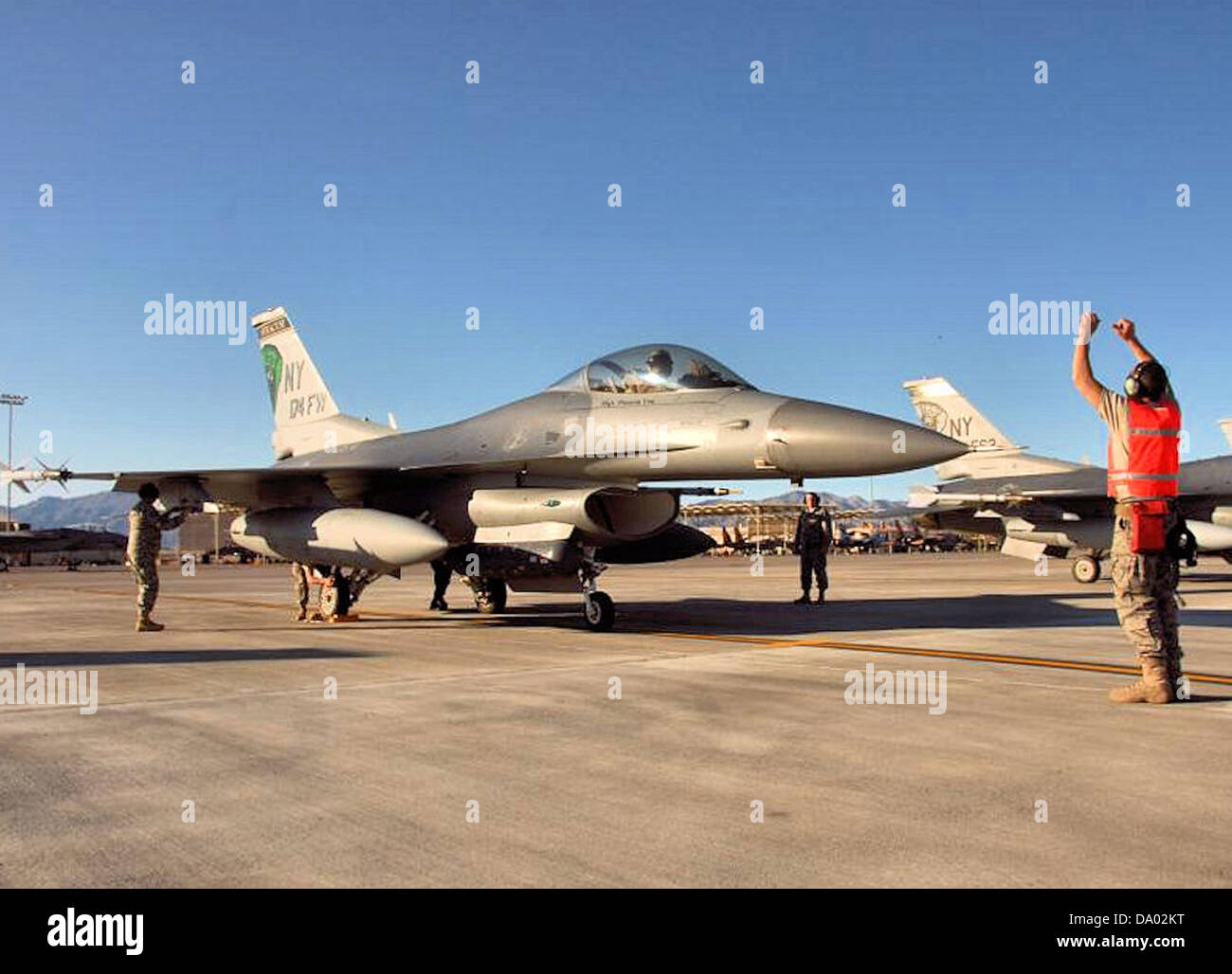 Die 138th Fighter Squadron betreibt den General Dynamics F-16C Block 30B Fighting Falcon, Seriennummer 85-1570, ein Kampfflugzeug, das für Luftüberlegenheit und Präzisionsangriffe entwickelt wurde. Stockfoto