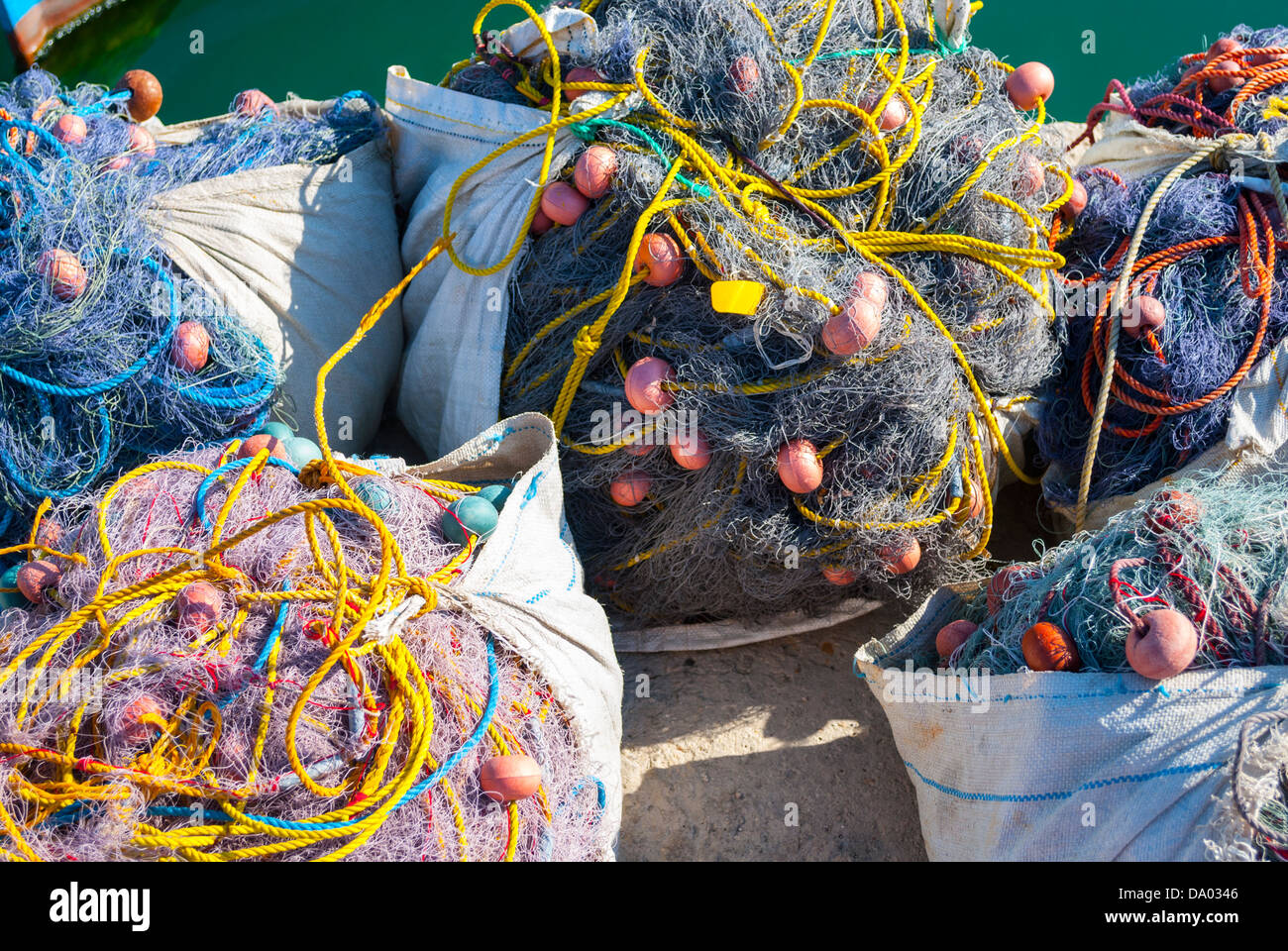 Fischernetze am Hafen Stockfoto