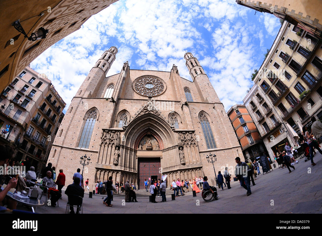 BARCELONA - 4 Mai: Santa Maria del Mar, eine imposante Kirche im Stadtteil Ribera am 4. Mai 2013 in Barcelona, Spanien. Stockfoto