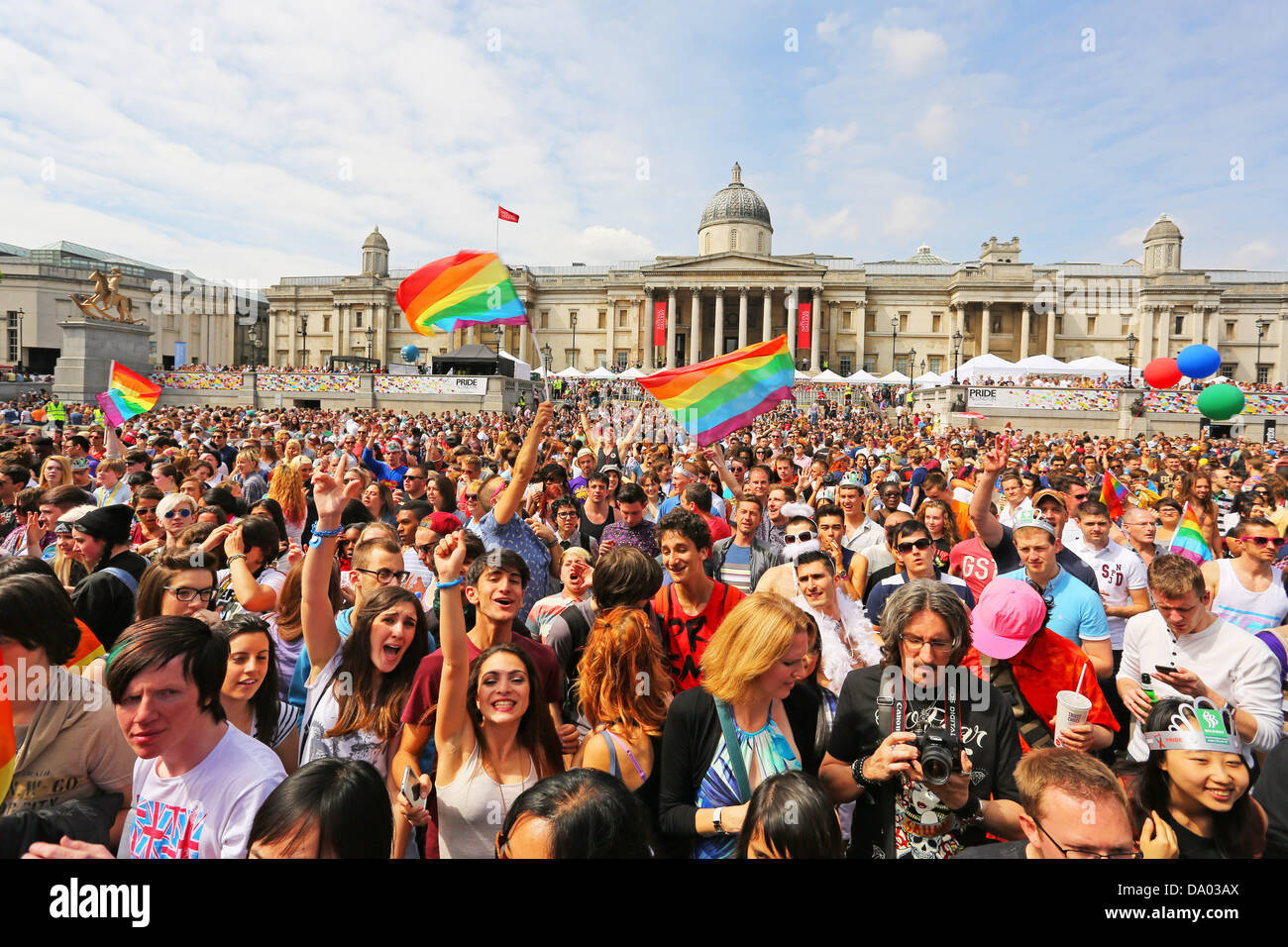 London UK, 29. Juni 2013. Menschenmassen auf dem Trafalgar Square in London Pride gay-Pride parade 2013, London, England-Credit: Paul Brown/Alamy Live News Stockfoto