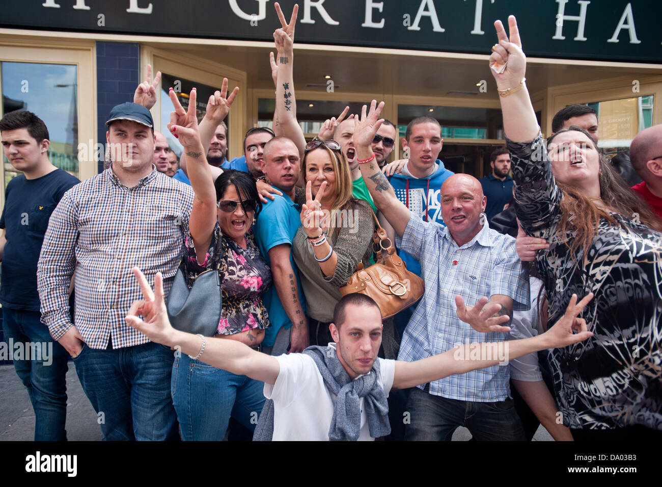 London, UK – 29. Juni 2013: EDL-Anhänger versammeln sich draussen ein Pub in Woolwich auf Armed Forces Day, Lee Rigby Credit zu würdigen: Piero Cruciatti/Alamy Live News Stockfoto