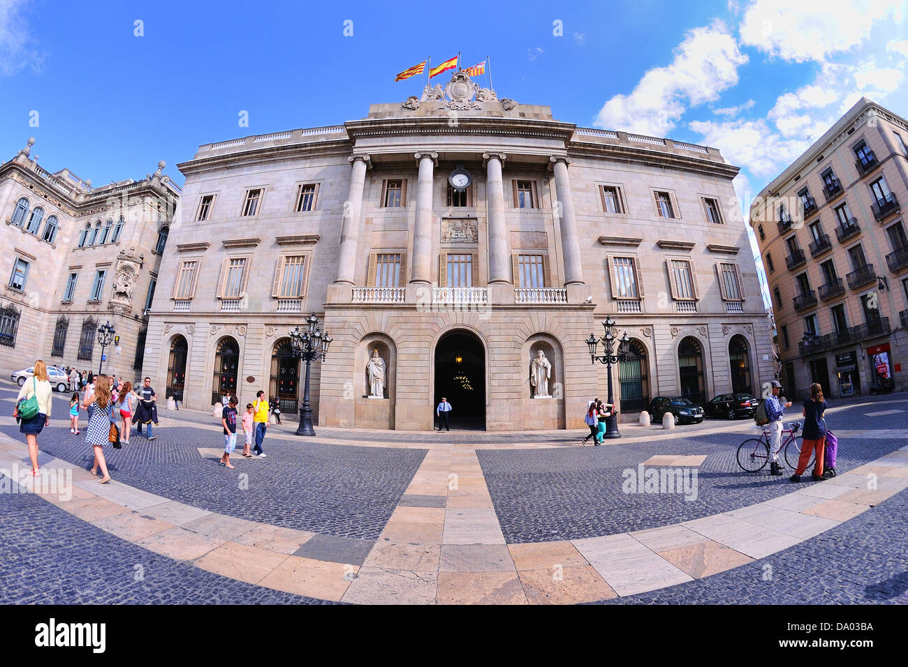 BARCELONA - 4 Mai: Rat der Stadt am 4. Mai 2013 in Barcelona, Spanien. Der Rat hat seinen Hauptsitz in St. James es Square. Stockfoto