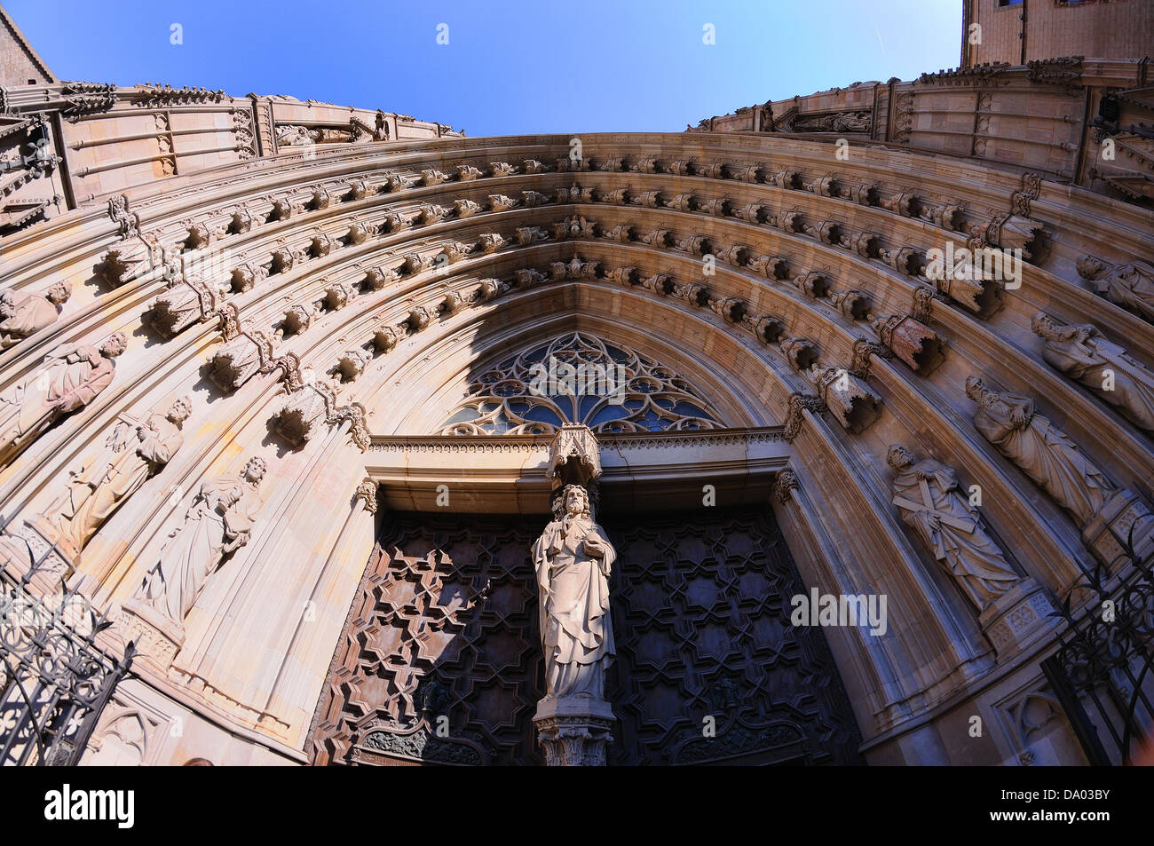 BARCELONA - 4 Mai: Die Kathedrale des Heiligen Kreuzes und Santa Eulalia auf 4. Mai 2013 in Barcelona, Spanien. Stockfoto