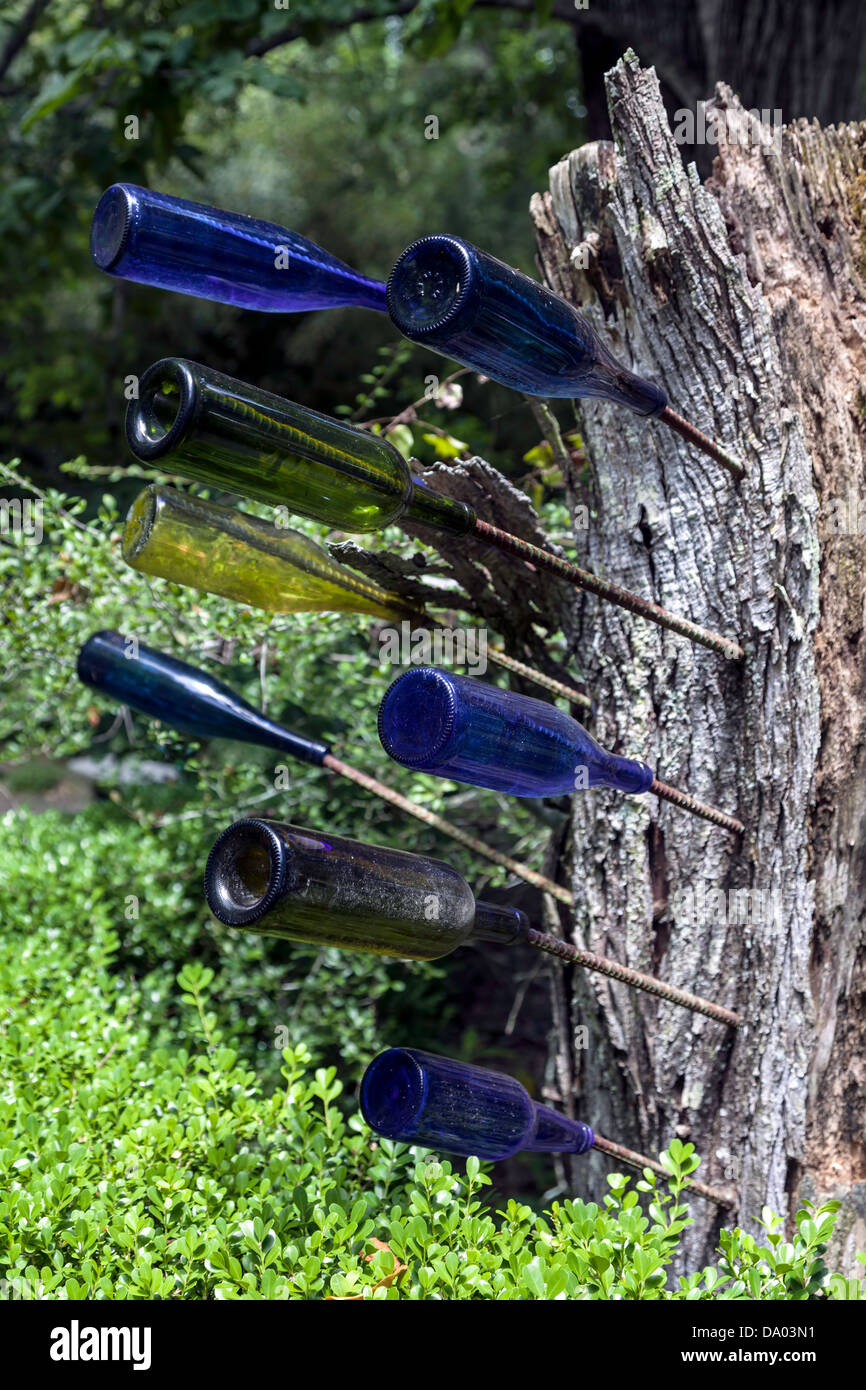 Ein Flaschenbaum; Es wird vermutet, dass die Flaschen abfangen können, böse Geister in der Nacht, die dann am nächsten Tag Sonnenlicht zerstört werden. Stockfoto