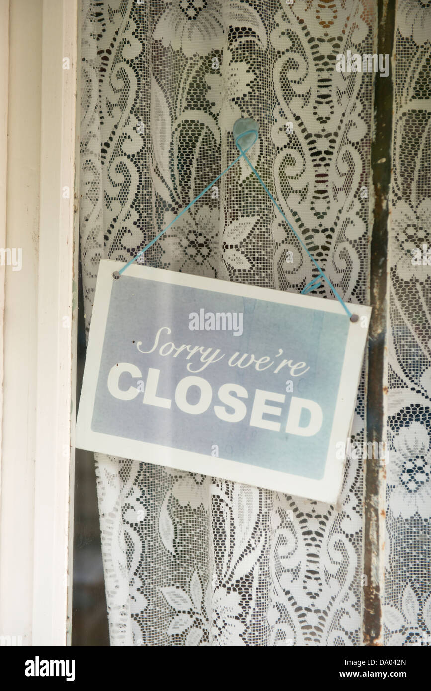 Ein malerisches Shop in Dorset, England, mit einem geschlossenen Schild in einem Fenster. Stockfoto