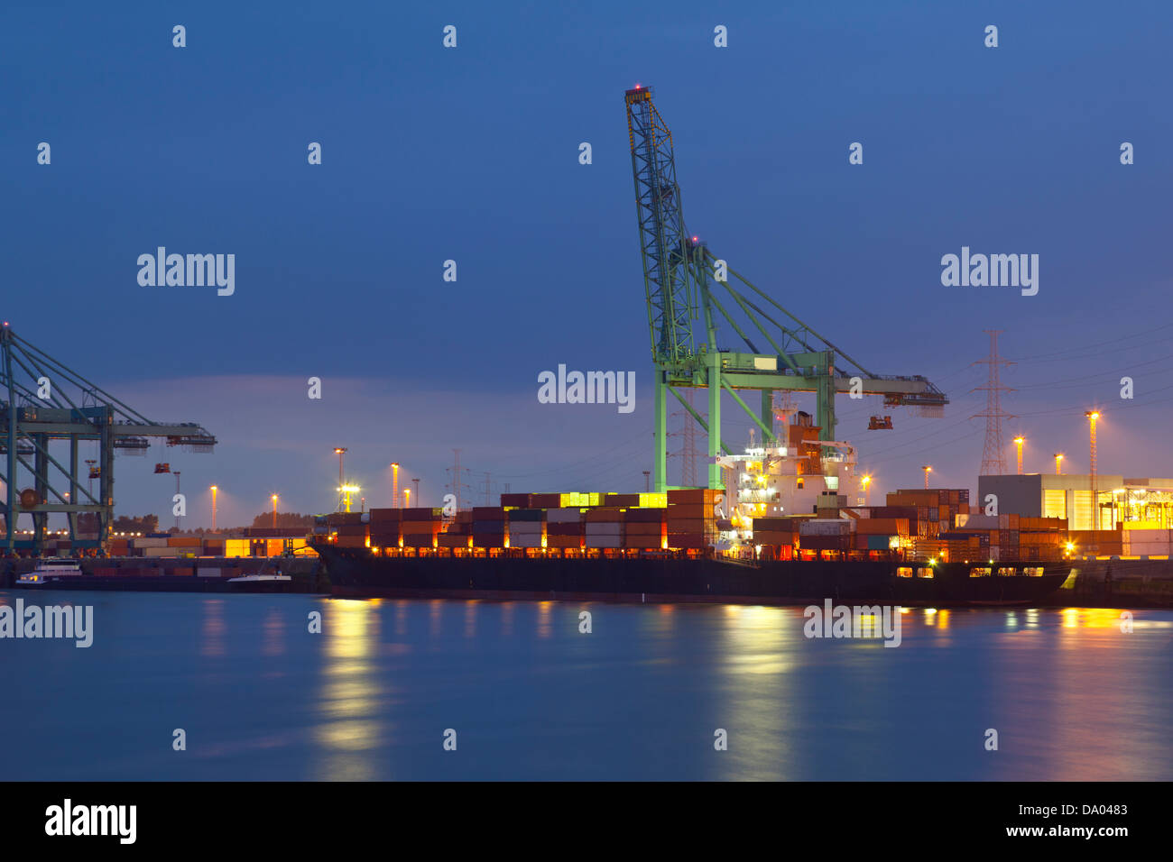 Containerterminal im Hafen von Antwerpen, Belgien in der Nacht. Stockfoto