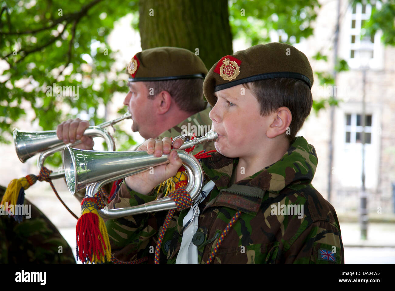 Lancaster, UK 29. Juni 2013. Liam Sanders, 13 von Preston, Bugler in der Army Cadet Force, des Königs eigenen königlichen Grenzregiments an den Tag der Streitkräfte auf Parade am Lancaster Castle, Lancashire, UK. Bildnachweis: Conrad Elias/Alamy Live-Nachrichten Stockfoto