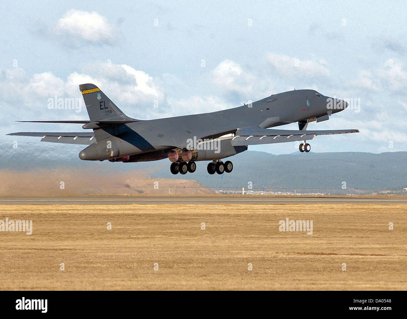 Die 28th Bombardment Squadron (28th OGV) betreibt den B-1B Lancer, einen Überschallbomber, der für Langstreckenmissionen entwickelt wurde. Die Vielseitigkeit der B-1B bei strategischen Bombenangriffen machte sie zu einem wichtigen Vorteil während der Abschreckung aus der Zeit des Kalten Krieges. Stockfoto
