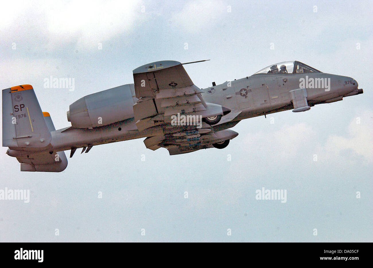 Die 52nd Operations Group, die auf der Spangdahlem Air Base stationiert ist, betreibt die A-10 Thunderbolt II, ein Flugzeug, das für Nahflugunterstützung und Bodenangriffsmissionen ausgelegt ist. Die A-10 ist bekannt für ihre Langlebigkeit, ihre Angriffsfähigkeit in geringer Höhe und die leistungsstarke GAU-8 Avenger-Kanone. Das Geschwader spielt eine entscheidende Rolle bei der Bereitstellung von Luftunterstützung für Bodenstreitkräfte in Kampfumgebungen. Stockfoto