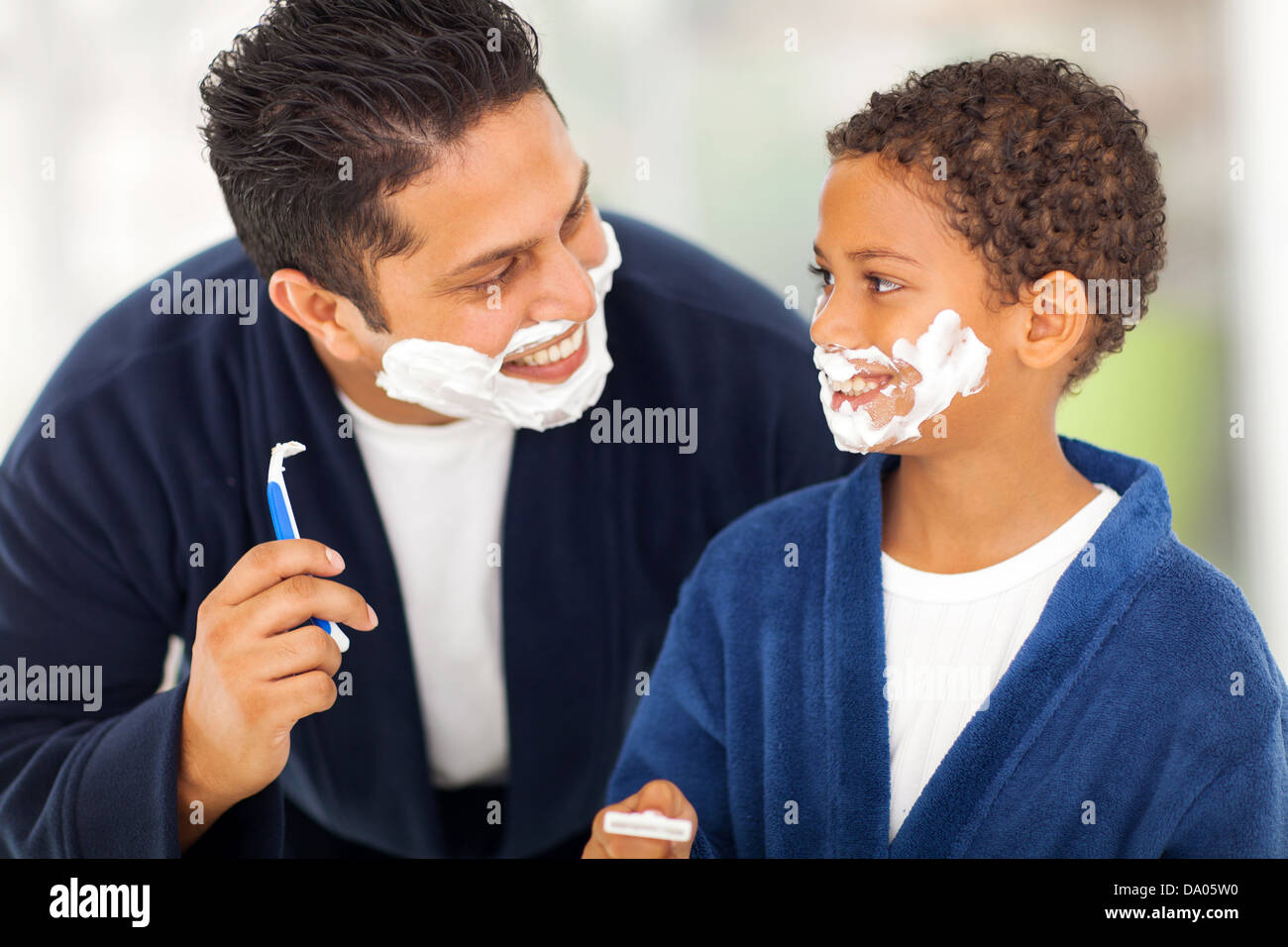 verspielte Vater und Sohn gemeinsam zu Hause Bad rasieren Stockfoto