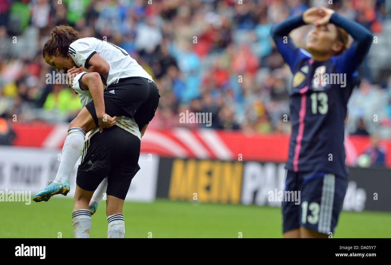 Deutschlands Celia Okoyino Da Mbabi (unten) feiert mit Fatmire Bajramaj nach seinem Tor der 3-1 während der Frauen internationale Freundschaftsspiel Deutschland gegen Japan in Allianz Arena in München, 29. Juni 2013. Foto: Peter Kneffel/Dpa +++(c) Dpa - Bildfunk +++ Stockfoto