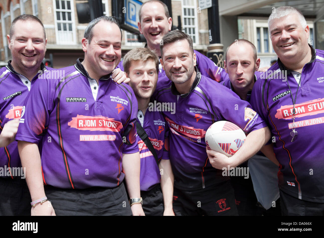 London, UK. 29. Juni 2013. London-Gay-Pride - Rugby Club Demonstranten, Northampton Outlaws RFC Pose fotografieren Credit: Miguel Sobreira/Alamy Live News Stockfoto