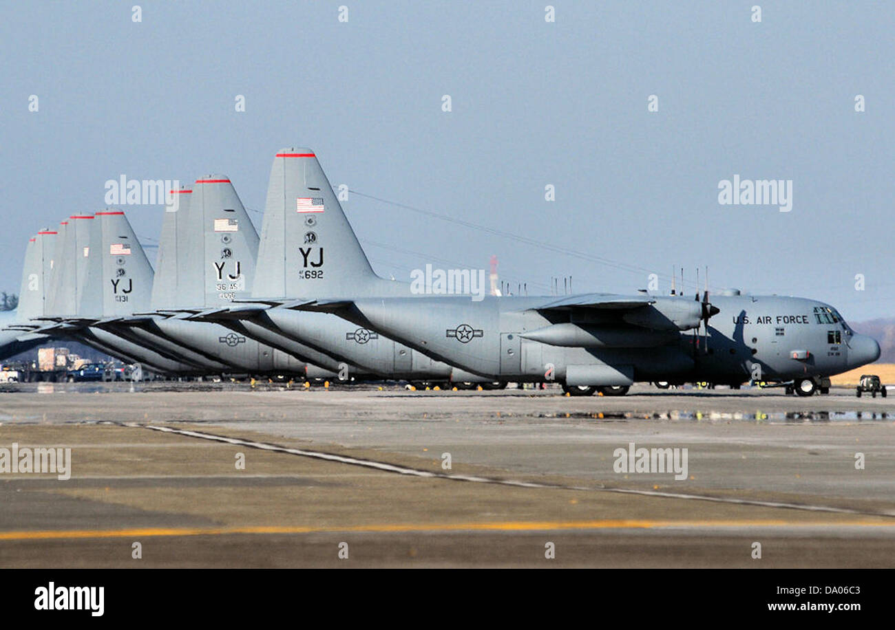Die 374th Operations Group betreibt C-130 Hercules-Flugzeuge, die taktische Luftbrücke für den weltweiten Einsatz bereitstellen. Der C-130 ist in der Lage, Personal und Ausrüstung in strenge Umgebungen zu transportieren. Stockfoto