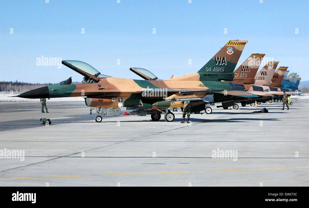 Der F-16-Kampfflugzeug der 57th Air Division in Aktion. Die F-16 ist bekannt für ihre Vielseitigkeit in Luftkampf- und Bodenangriffsmissionen, was die Rolle der Gruppe bei der taktischen Unterstützung der US Air Force widerspiegelt. Stockfoto