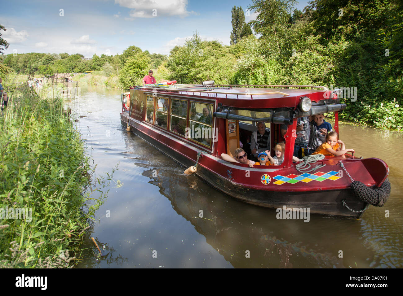 Staveley, Derbyshire, UK. 29. Juni 2013. Chesterfield Kanal Vertrauen hatten ihre jährlichen offenen Wochenende auf Staveley Becken. Heben sie Geld um den Link zwischen Chesterfield und dem Hauptkanal-System erneut zu öffnen. Verschiedene Attraktionen für alle Altersgruppen waren im Angebot und eine gute Zeit hatte von allen in der Sonne. Der Chesterfield Kanal führt für 46 Meilen aus dem Fluss Trent bis zur Mitte des Chesterfield, Verlinkung, South Yorkshire, Nottinghamshire und Derbyshire. Bildnachweis: Eric Murphy/Alamy Live-Nachrichten Stockfoto