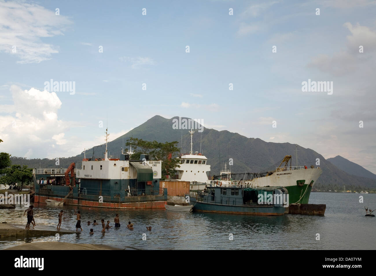 Ein Sortiment von verfallenen Insel Frachter und Fähren in Simpson Harbour, Rabaul, New Britain Island, Papua Neu Guinea. Stockfoto