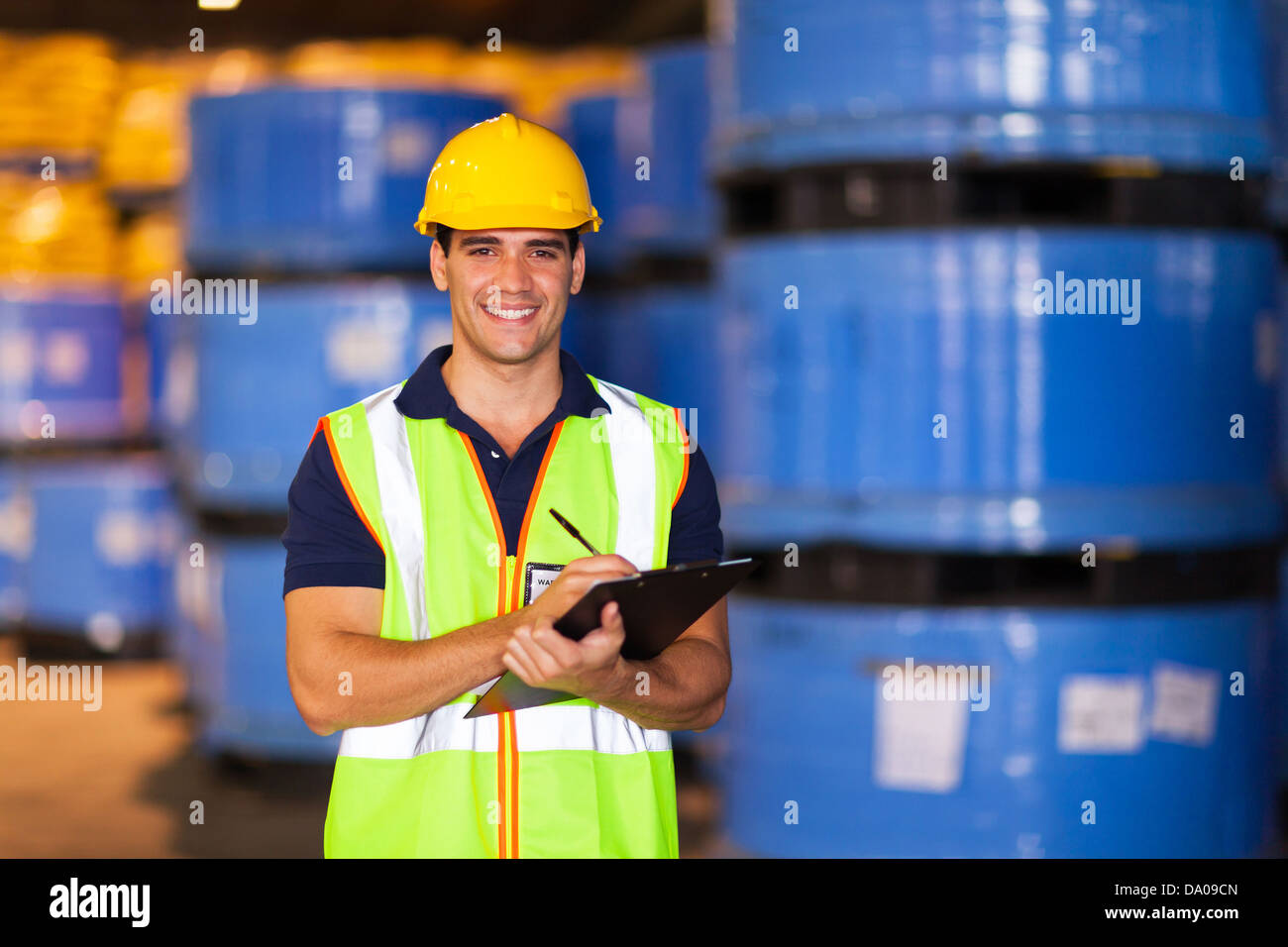 Porträt der junge Arbeiter im Lager Bestand aufnehmen Stockfoto