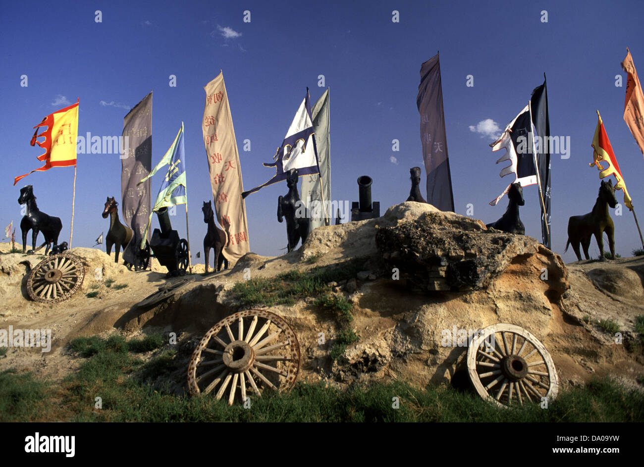 Ein Alter Film set Einbau geschmückt mit Fahnen auf den Western-Film-Studio befindet sich in der Stadt Zhenbeibu in der Nähe von Yinchuan City in der Provinz Ningxia China. China Western Film Studio gehört zu den "Chinawoods", wo mehr als 200 Filme gedreht wurden. Es verfügt über Primitivität, Einfachheit, Robustheit und Wildheit, und Outdoor-shooting Basis für Filme und TV Serien basierend auf West China und China Geschichte geworden. Stockfoto